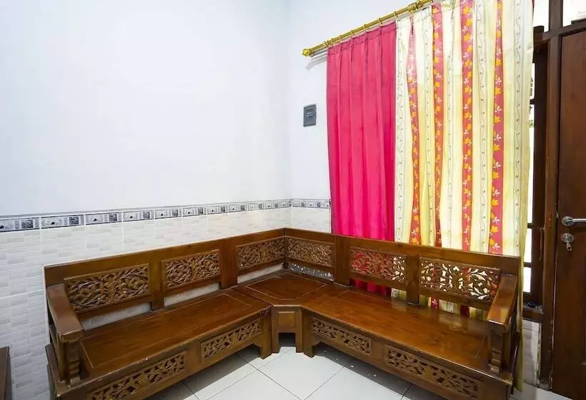 ホテル Oyo 91746 Kost Sedati Syariah