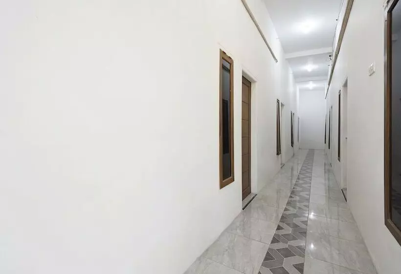 ホテル Oyo 91746 Kost Sedati Syariah