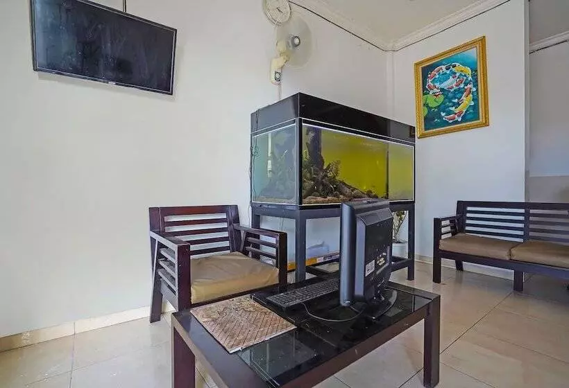 ホテル Oyo 91746 Kost Sedati Syariah