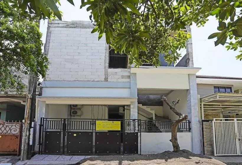 ホテル Oyo 91746 Kost Sedati Syariah