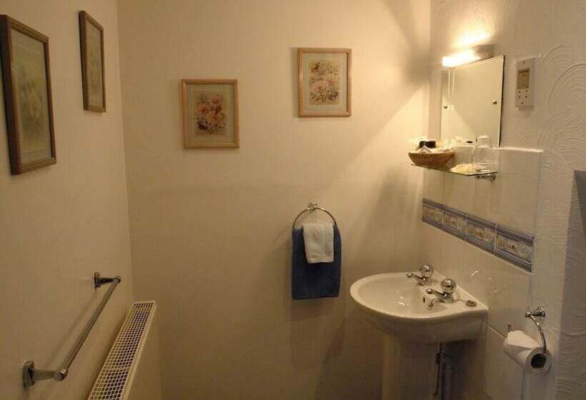 هتل Midway Guest House