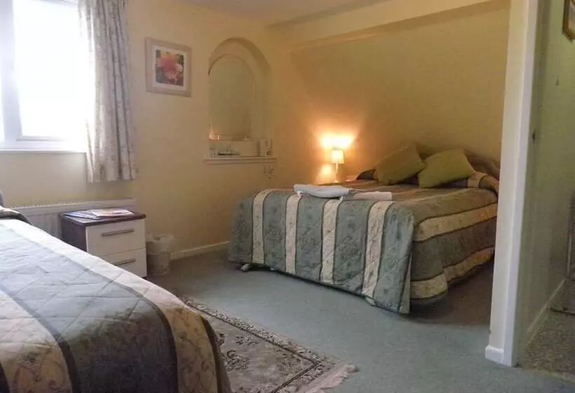 호텔 Midway Guest House