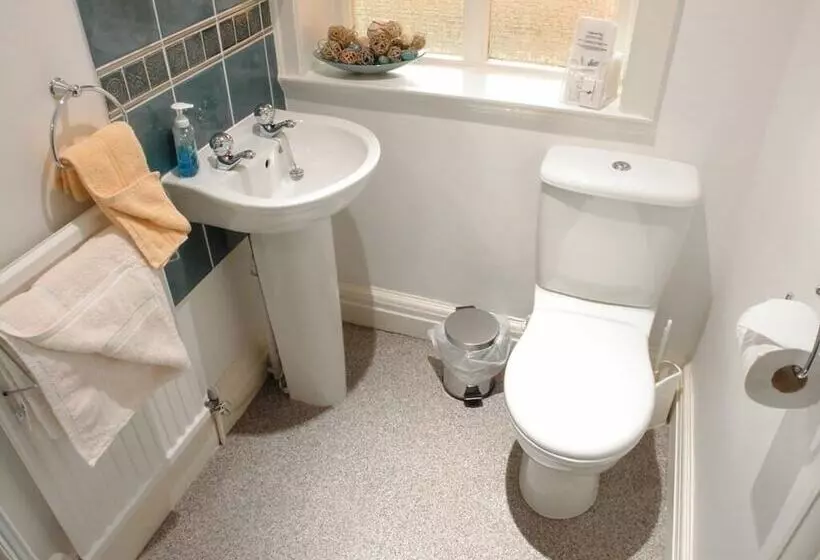 호텔 Midway Guest House