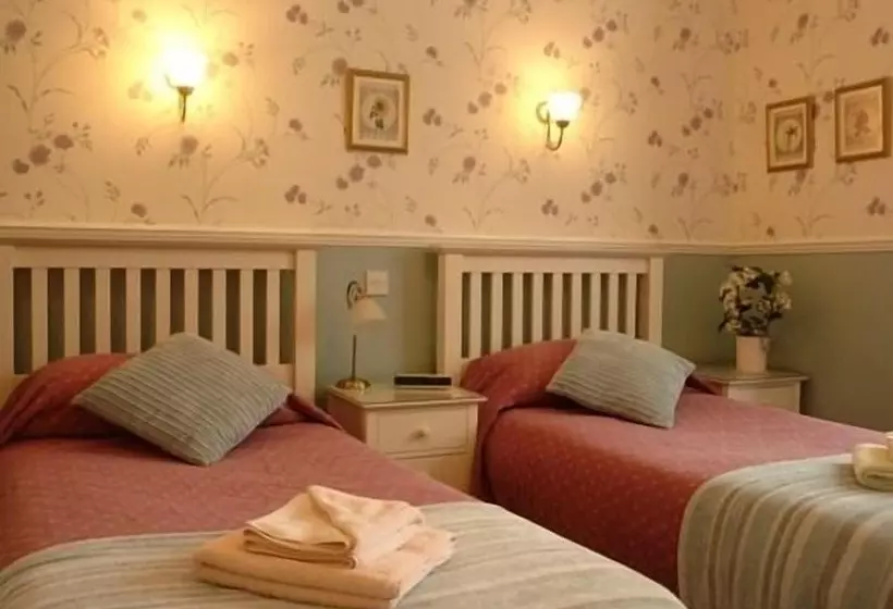 호텔 Midway Guest House