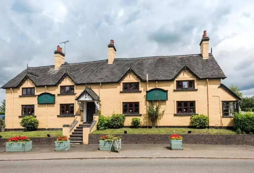 هتل روستایی Golden Lion