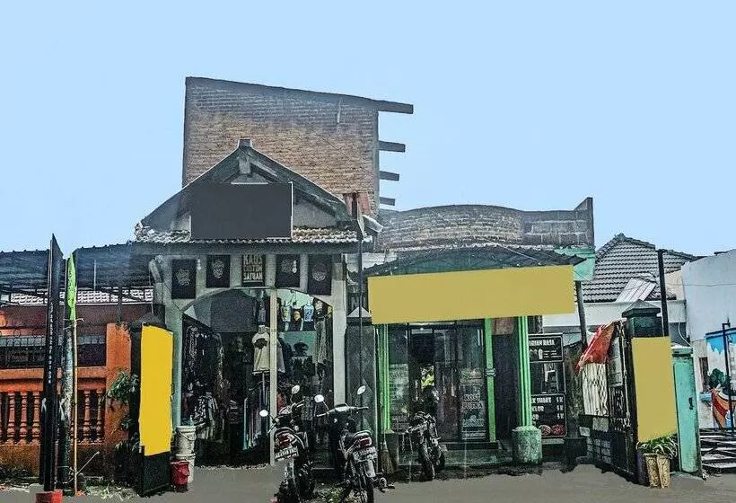 Hotelli Spot On 91697 Nyaman Homestay Syariah