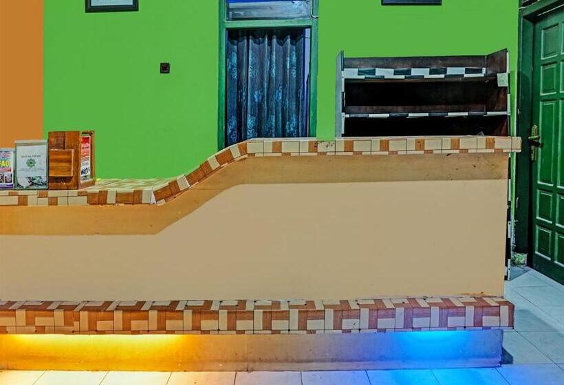 Отель Spot On 91697 Nyaman Homestay Syariah