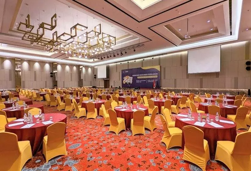 ホテル Grand Zuri Lubuklinggau