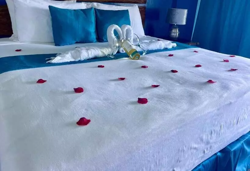 هتل Sand And Tan Beach