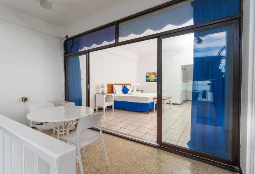 هتل Sand And Tan Beach