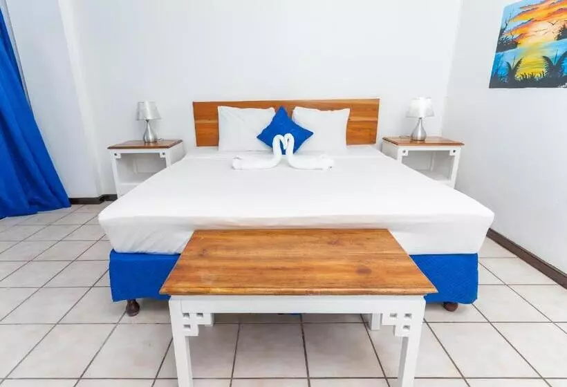 هتل Sand And Tan Beach