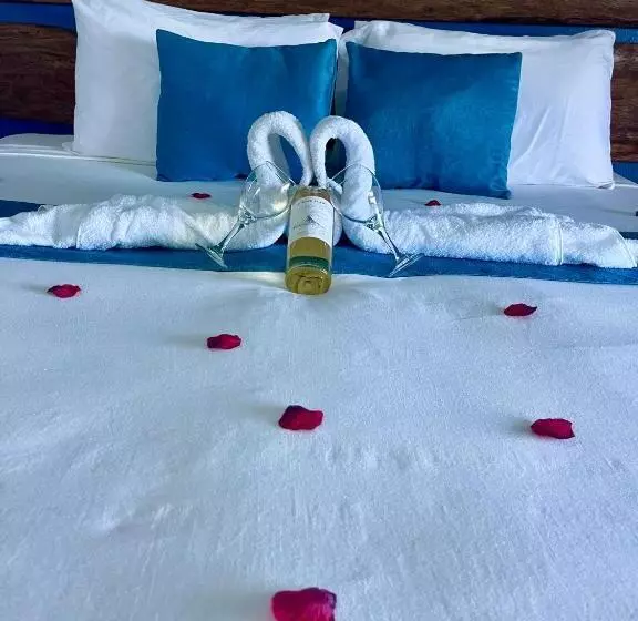 هتل Sand And Tan Beach