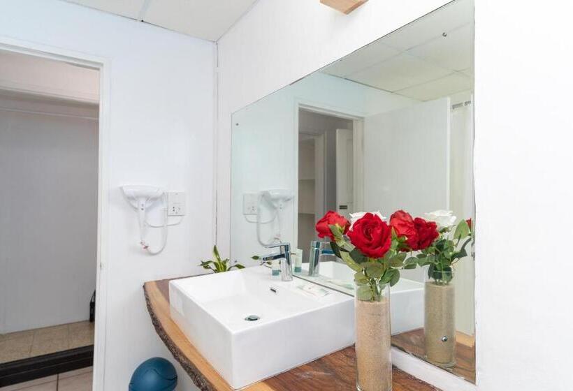 هتل Sand And Tan Beach