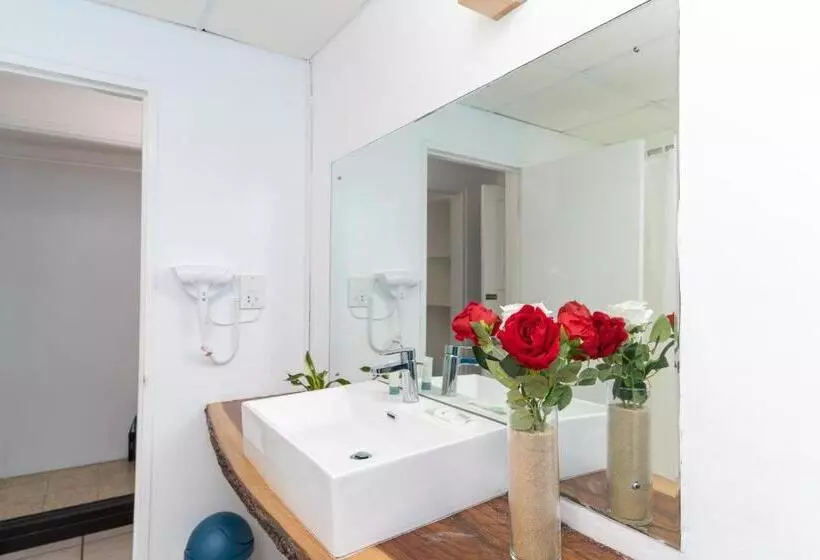 هتل Sand And Tan Beach