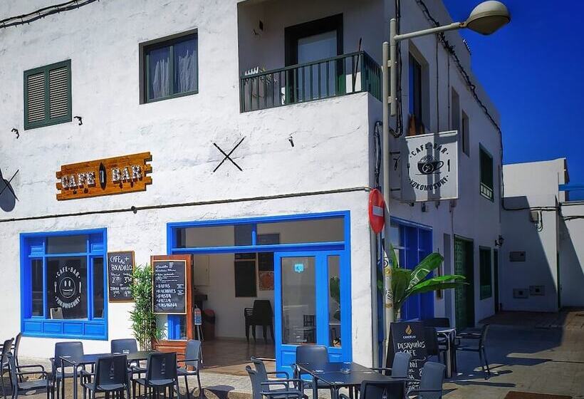 Surf House Famara Yokomosurf   Hostel