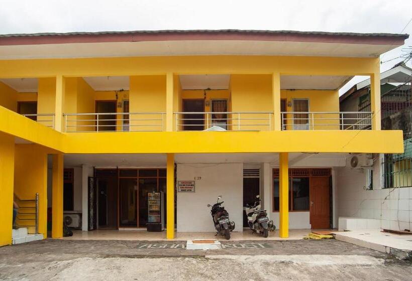 호텔 Reddoorz Syariah At Jalan Wayhitam Palembang