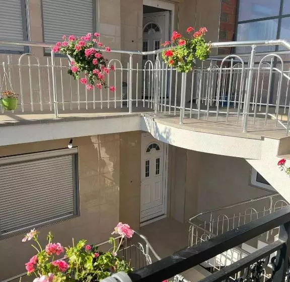 پانسیون Villa Abi Center