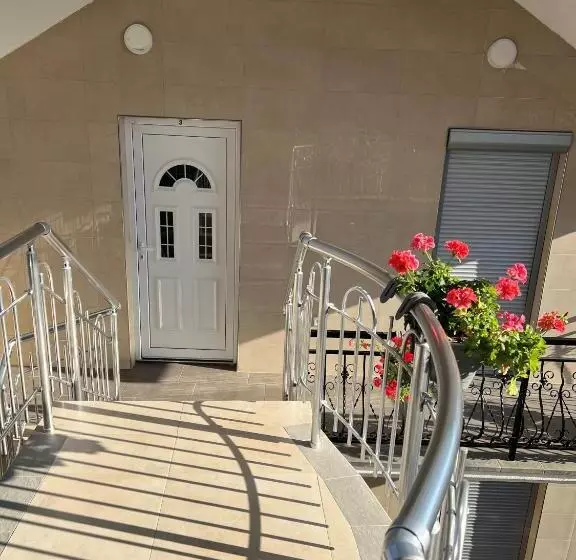 پانسیون Villa Abi Center