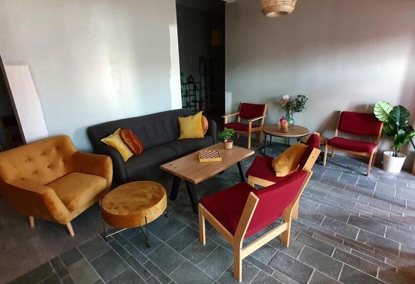 تختخواب و صبحانه The Bank Sleeping Guesthouse