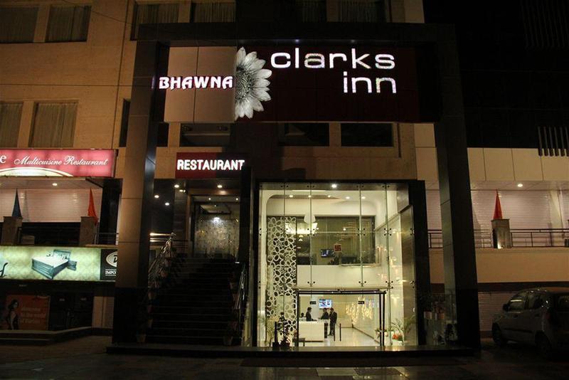 ホテル Bhawna Clarks Inn Agra