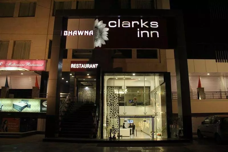 ホテル Bhawna Clarks Inn Agra