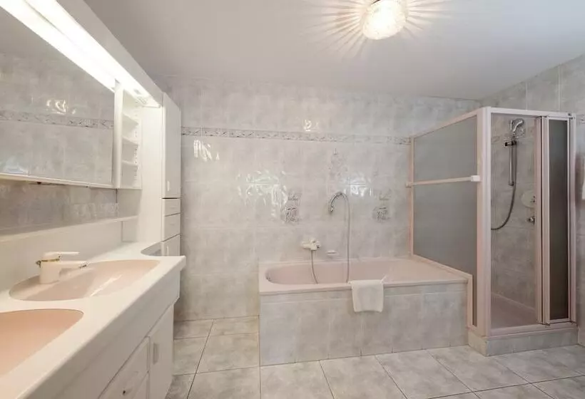 ホテル Garni Bernhard Am See