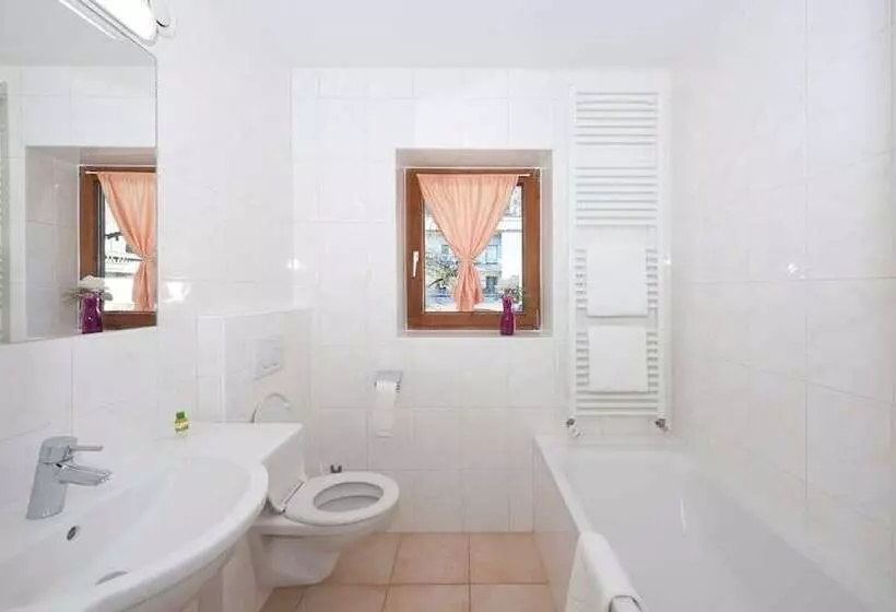 ホテル Garni Bernhard Am See