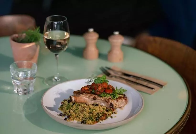 ホテル Eklo Paris Roissy Cdg Airport