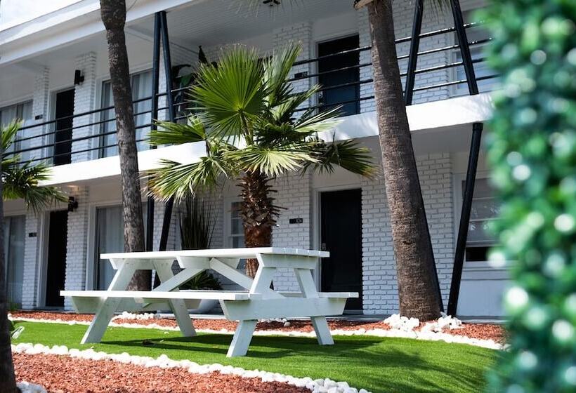 בית מלון כפרי 300 Tenth