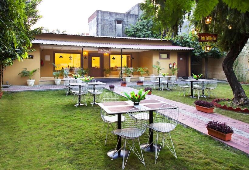 Hotel Clarks Inn Dudhwa