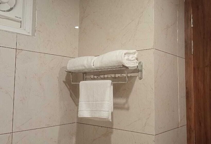 Hotel Clarks Inn Dudhwa