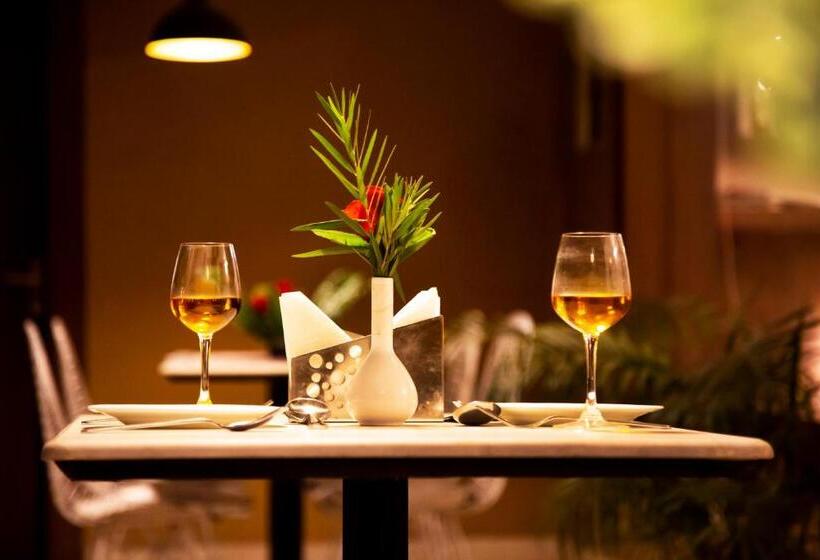 Hotel Clarks Inn Dudhwa