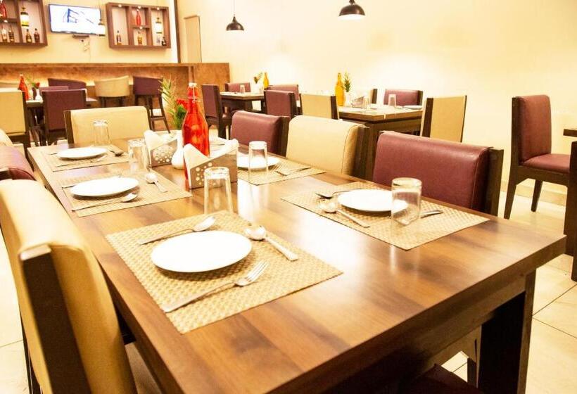 Hotel Clarks Inn Dudhwa