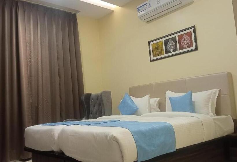 Hotel Clarks Inn Dudhwa