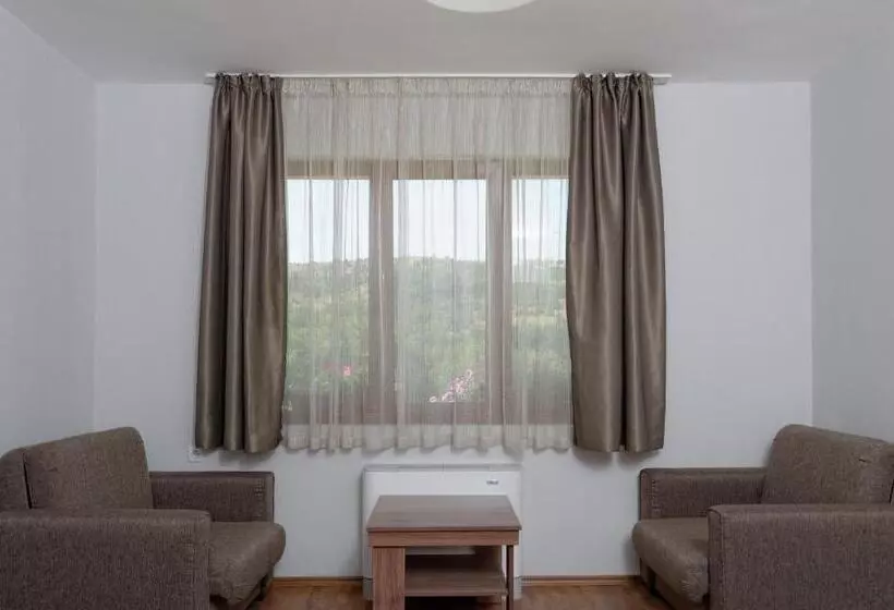 Hotelli Alpine Garden