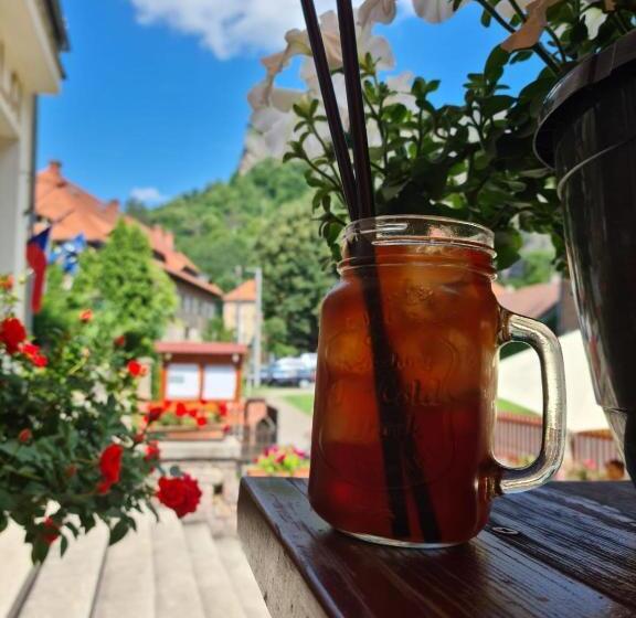 Szálloda Obecná škola