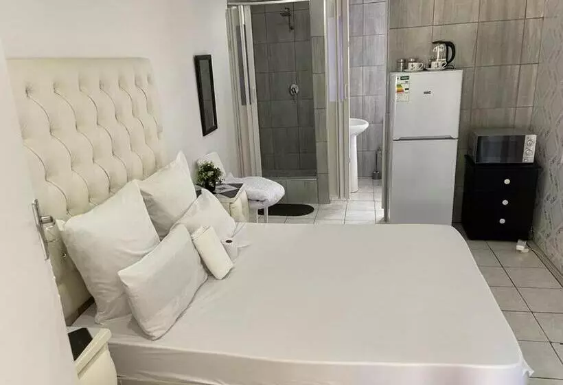 ペンション Colins Accommodation   Dayrest From R120 Overnight From R300