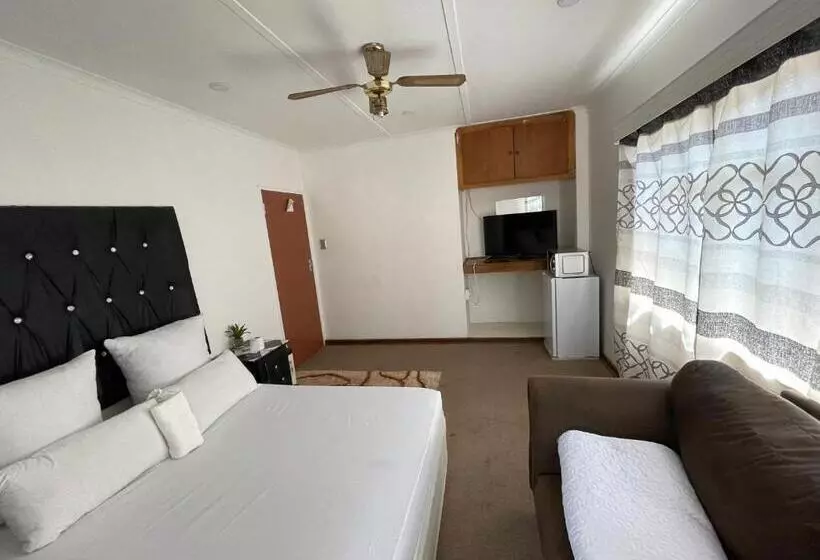 ペンション Colins Accommodation   Dayrest From R120 Overnight From R300
