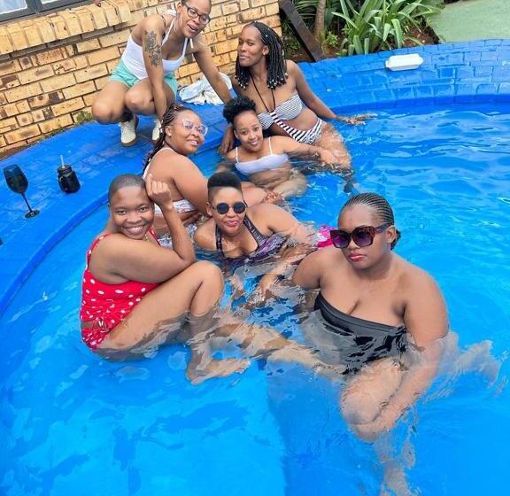 بنسيون Colins Accommodation Dayrest From R120 Overnight From R300