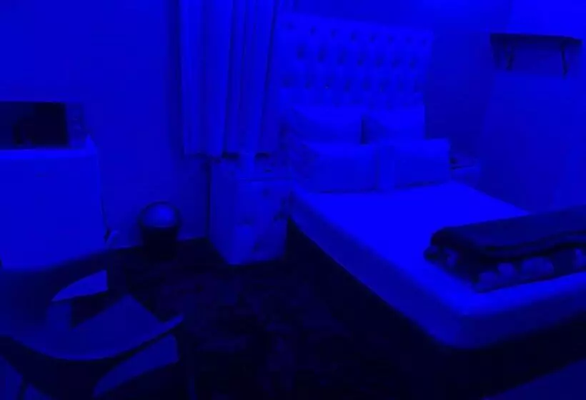 ペンション Colins Accommodation   Dayrest From R120 Overnight From R300