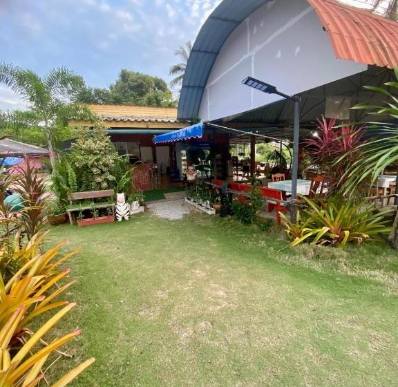 Resort Lee Red House