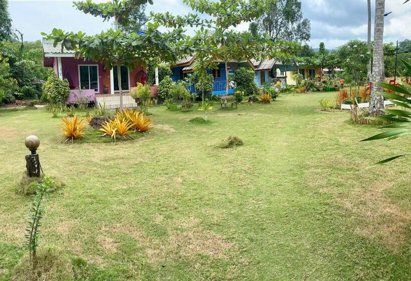 Resort Lee Red House