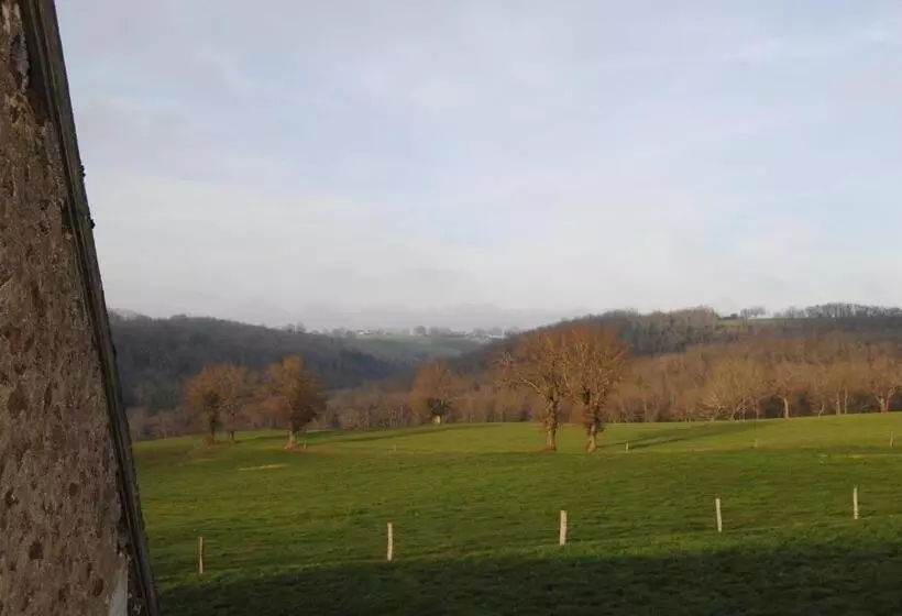 Aamiaismajoitus (B&B) Chambres D Hôtes Domaine Les Grands Pérons