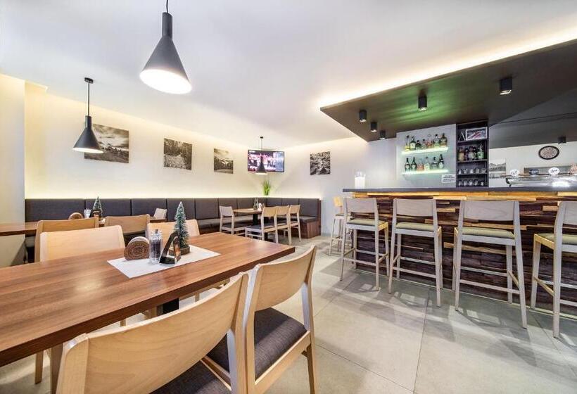 Laguna Hotel & Restaurant