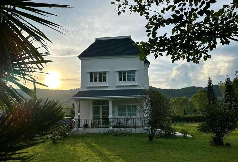 פנסיון Misty English Cottage