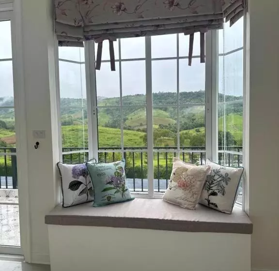 Majatalo Misty English Cottage