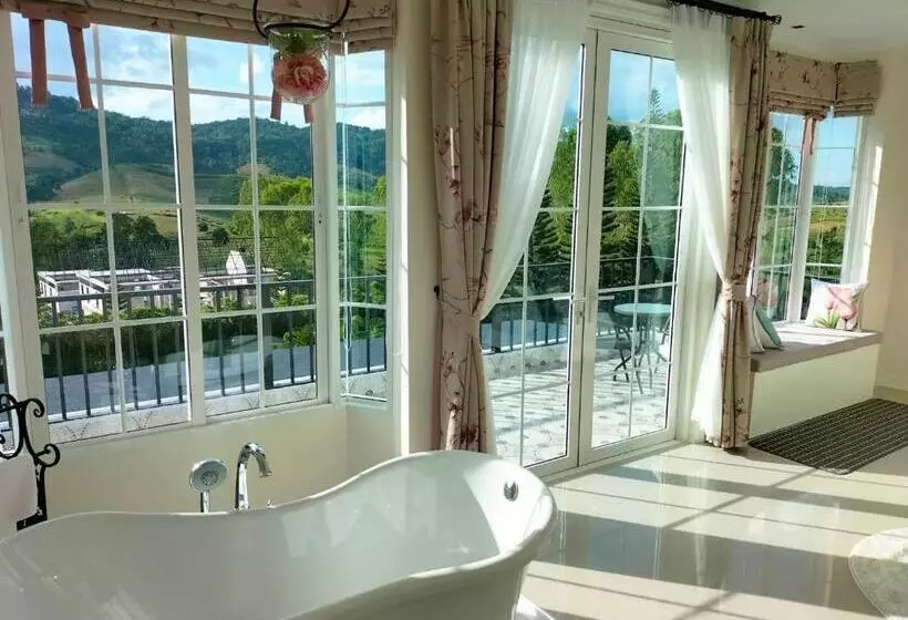 Majatalo Misty English Cottage