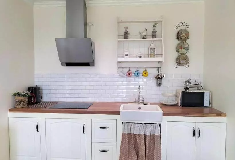 Majatalo Misty English Cottage