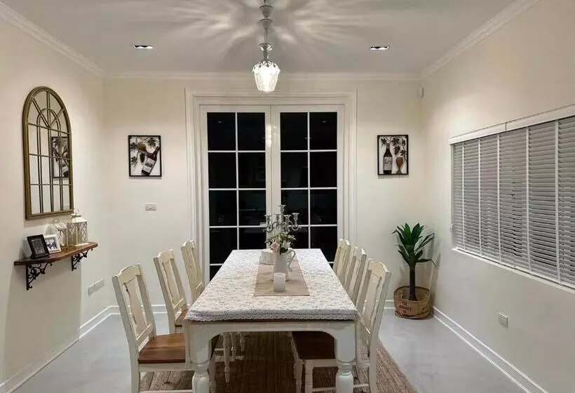 Majatalo Misty English Cottage