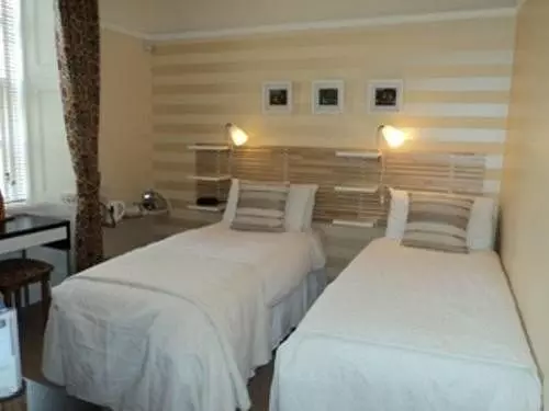 تختخواب و صبحانه Limetree House Guest House